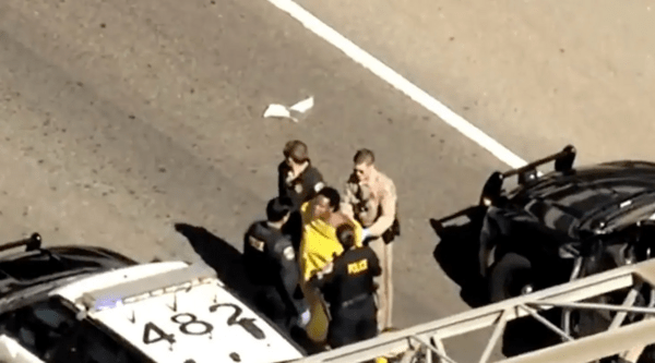 Καλιφόρνια: Βγήκε γυμνή από το αυτοκίνητό της και άρχισε να πυροβολεί σε ώρα αιχμής