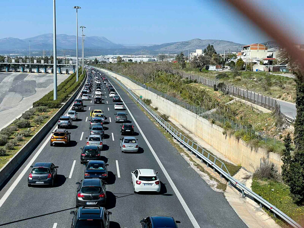 Κίνηση στους δρόμους: Μποτιλιάρισμα στην Αττική οδό μετά από σύγκρουση αυτοκινήτων