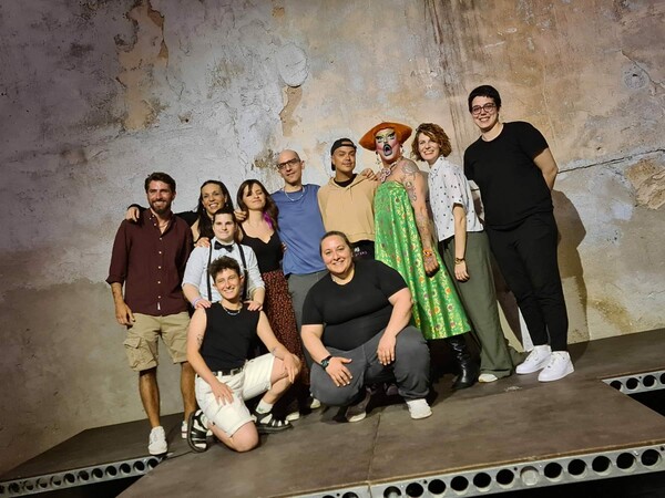 Οι queer κωμικοί της Αθήνας θέλουν να βγούμε από τα σπίτια μας και να γελάσουμε με την ψυχή μας