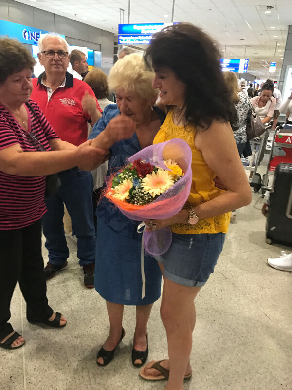 Η Λίντα Κάρολ βοηθά τα υιοθετημένα Ελληνόπουλα να ξαναβρούν τις ρίζες τους