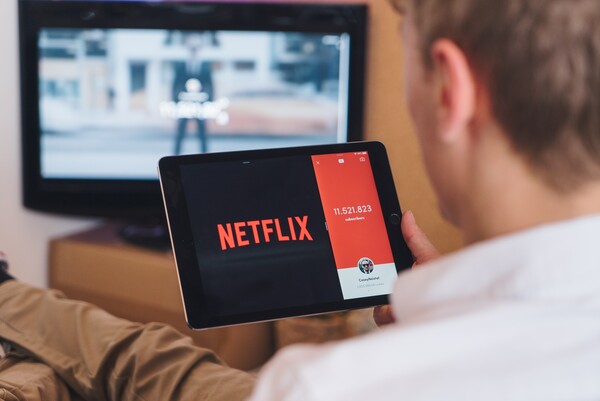 Netflix: Ψάχνει ειδικό AI και πληρώνει 900 χιλ. $ τον χρόνο - Οργή των απεργών ηθοποιών