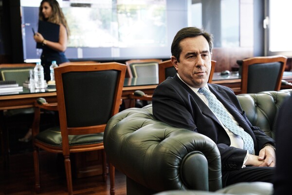 Το παρασκήνιο της παραίτησης Μηταράκη- Πήγε «διακοπές» εν μέσω πυρκαγιών