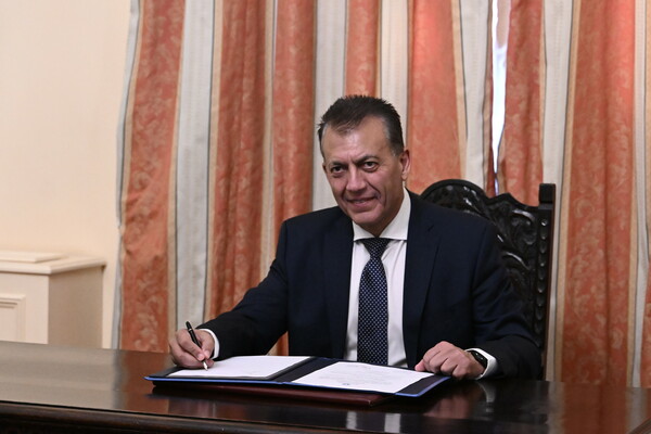 Ορκίστηκαν οι νέοι υπουργοί Οικονόμου και Βρούτσης