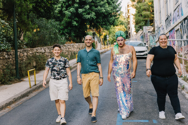 Οι queer κωμικοί της Αθήνας θέλουν να βγούμε από τα σπίτια μας και να γελάσουμε με την ψυχή μας
