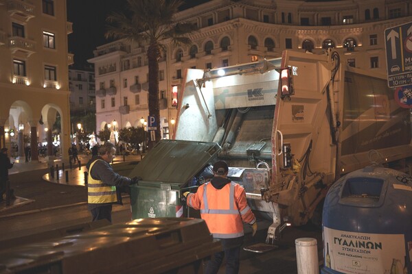 Θεσσαλονίκης: Αυτοκίνητο έπεσε πάνω σε απορριμματοφόρο - Στο νοσοκομείο εργαζόμενη