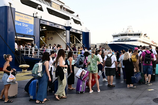 Αυξημένη κίνηση στο λιμάνι του Πειραιά: Γεμάτα τα πλοία, φεύγουν οι αδειούχοι του Αυγούστου