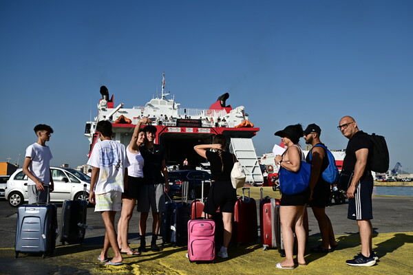 Αυξημένη κίνηση στο λιμάνι του Πειραιά: Γεμάτα τα πλοία, φεύγουν οι αδειούχοι του Αυγούστου