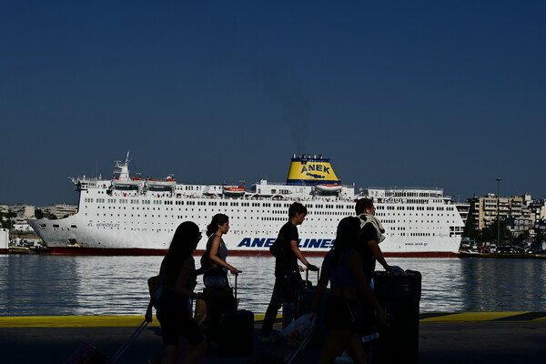 Αυξημένη κίνηση στο λιμάνι του Πειραιά: Γεμάτα τα πλοία, φεύγουν οι αδειούχοι του Αυγούστου