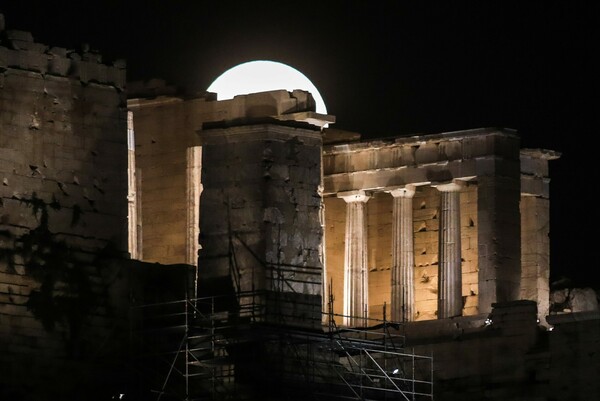 Μοναδικές εικόνες από την αποψινή υπερπανσέληνο