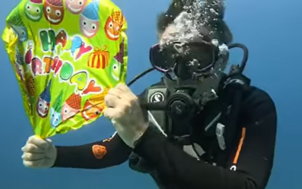 Ο Γιώργος Καπουτζίδης γιόρτασε τα γενέθλιά του κάτω από την επιφάνεια της θάλασσας