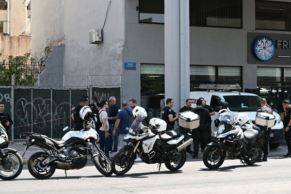Πυροβολισμοί στον Κολωνό: «Αστυνομικός άνοιξε πυρ αμυνόμενος», αναφέρει η ΕΛ.ΑΣ.