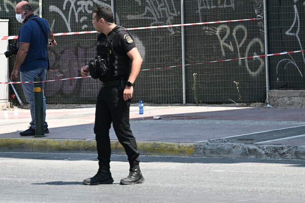 Πυροβολισμοί στον Κολωνό: «Αστυνομικός άνοιξε πυρ αμυνόμενος», αναφέρει η ΕΛ.ΑΣ.