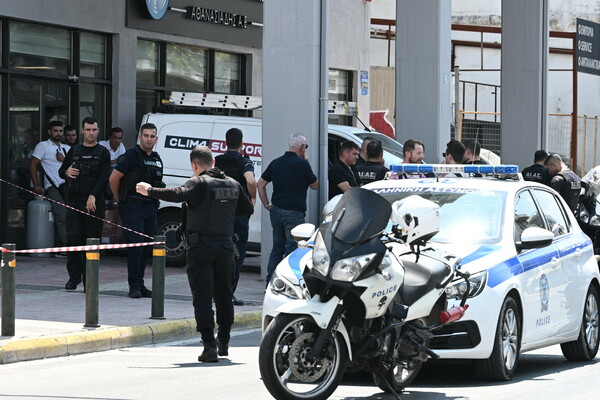 Πυροβολισμοί στον Κολωνό: «Αστυνομικός άνοιξε πυρ αμυνόμενος», αναφέρει η ΕΛ.ΑΣ.