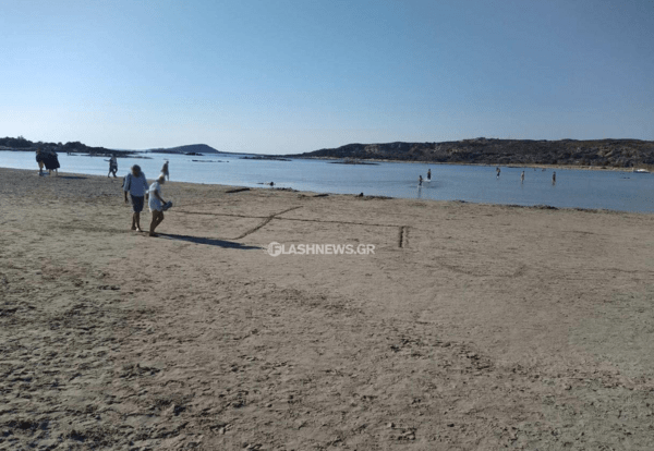 Άγνωστοι σχημάτισαν τη σβάστικα στην παραλία στο Ελαφονήσι