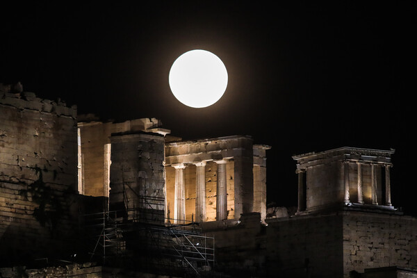 NASA: Τι εντυπωσιακό περιμένουμε τον Αύγουστο - Κρόνος, Περσείδες και «σούπερ μπλε φεγγάρι»