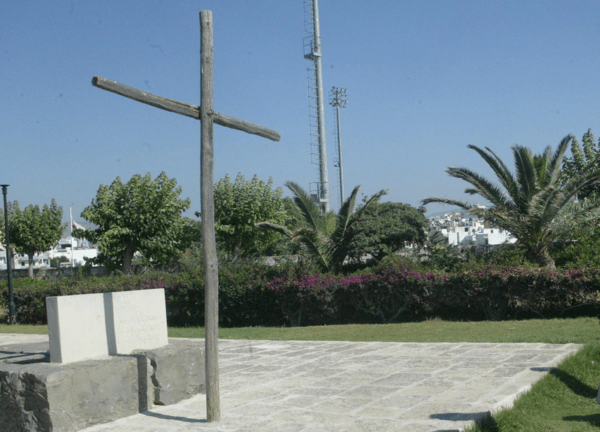 Ηράκλειο: Βάνδαλοι έσπασαν τον σταυρό στον τάφο του Νίκου Καζαντζάκη
