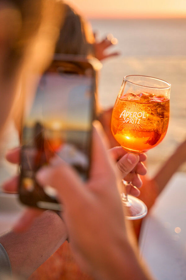 Και φέτος το καλοκαίρι, πίνουμε Aperol Spritz, ίσως το πιο διάσημο aperitivo στον κόσμο