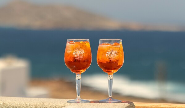 Και φέτος το καλοκαίρι, πίνουμε Aperol Spritz, ίσως το πιο διάσημο aperitivo στον κόσμο