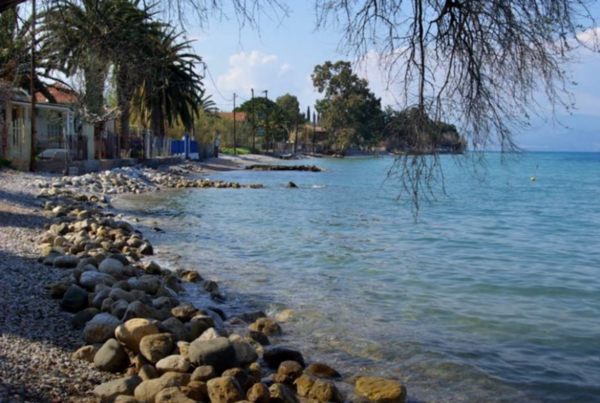 Άκολη ή Άβυθος: Η παραλία με τα κρυστάλλινα νερά, το αμέτρητο βάθος και το ψιλό βότσαλο