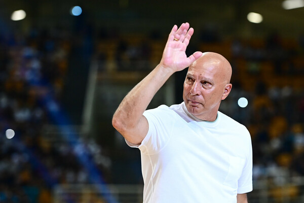 Δάκρυσε ο Νίκος Γκάλης από την αγάπη του κόσμου στην βράβευσή του