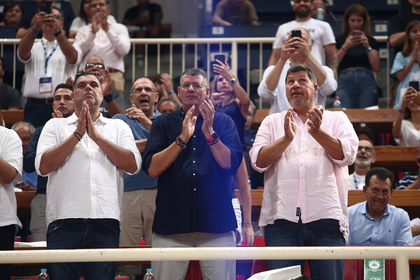 Δάκρυσε ο Νίκος Γκάλης από την αγάπη του κόσμου στην βράβευσή του