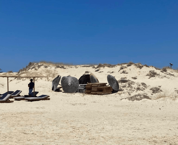 Νάξος: Μαζεύουν ομπρέλες και ξαπλώστρες από τις παραλίες για να γλιτώσουν τα πρόστιμα