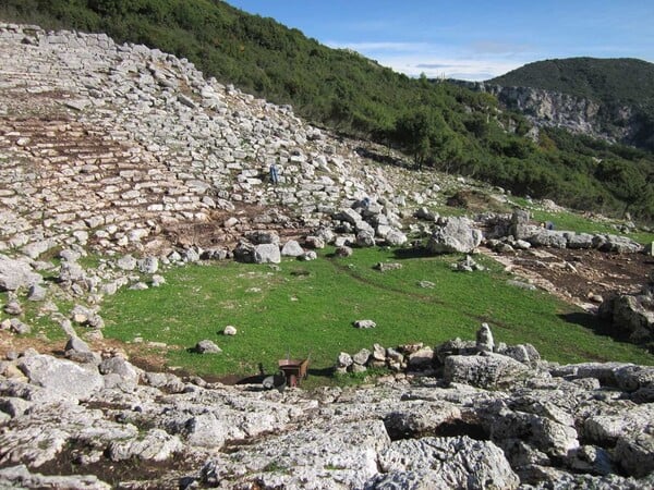 Μετά από 21 αιώνες το άγνωστο αρχαίο θέατρο της Κασσώπης ανοίγει για το κοινό