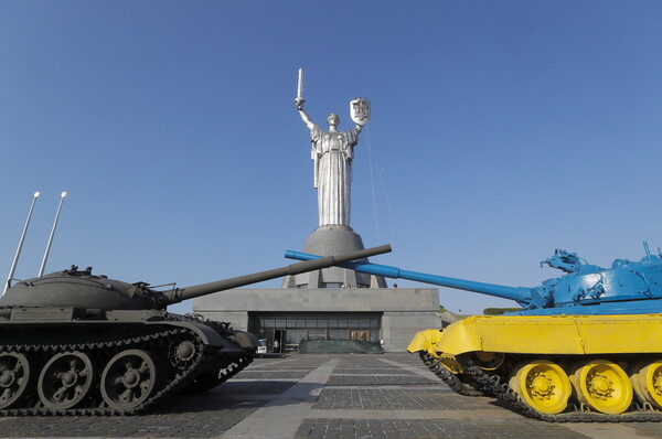 Η Ουκρανία αντικατέστησε το σφυροδρέπανο σε άγαλμα - σύμβολο 