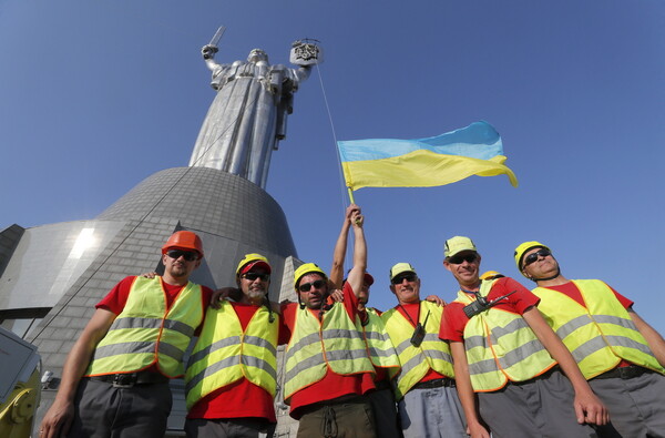Η Ουκρανία αντικατέστησε το σφυροδρέπανο σε άγαλμα - σύμβολο 