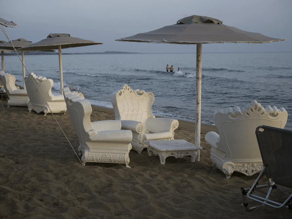 Ελεύθερες παραλίες: Πολυθρόνες στην ακτή της Κουρούτα, ολόκληρο σαλόνι δίπλα στο κύμα στην Άνδρο