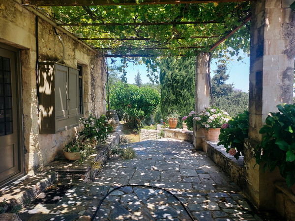 Ο Μανούσος Χαλκιαδάκης, ένας από τους διασημότερους Έλληνες κεραμίστες, ζει και εργάζεται σε ένα Ενετικό αρχοντικό του 14ου αιώνα