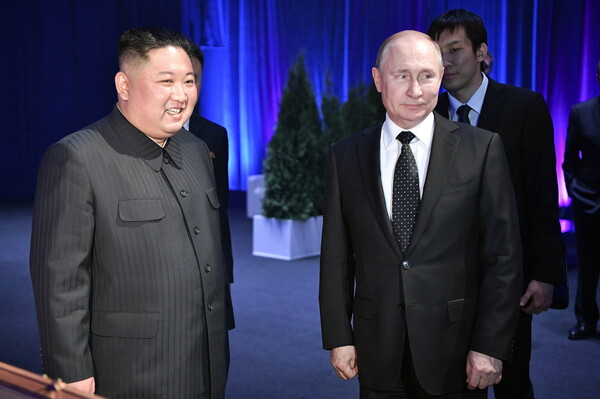 Βλαντιμίρ Πούτιν και Κιμ Γιονγκ Ουν αντάλλαξαν επιστολές για «μακρά στρατηγική συνεργασία»