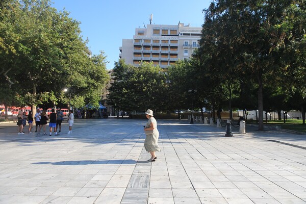 Πόλη «φάντασμα» η Αθήνα – Έφυγαν και οι τελευταίοι εκδρομείς, έμειναν μόνο οι τουρίστες 