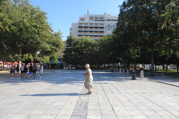 Πόλη «φάντασμα» η Αθήνα – Έφυγαν και οι τελευταίοι εκδρομείς, έμειναν μόνο οι τουρίστες