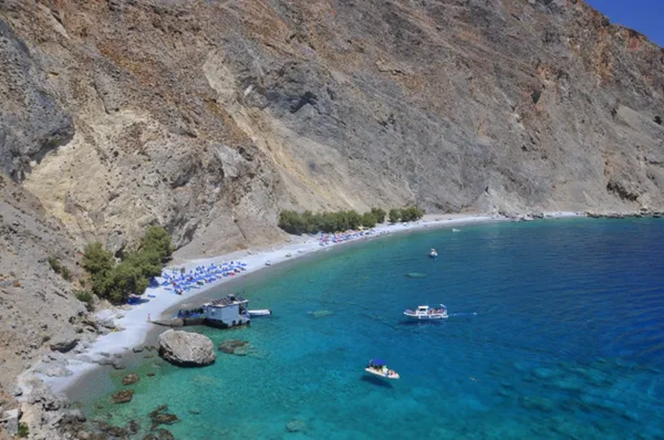 Κρήτη: Εκκενώνεται η παραλία Γλυκά Νερά στα Σφακιά 