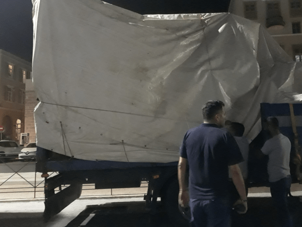 Σύρος: Επιβάτισσα διαμαρτυρήθηκε για το βάρος φορτηγού με «επικίνδυνο φορτίο»- Εν τέλει δεν ταξίδεψε ποτέ