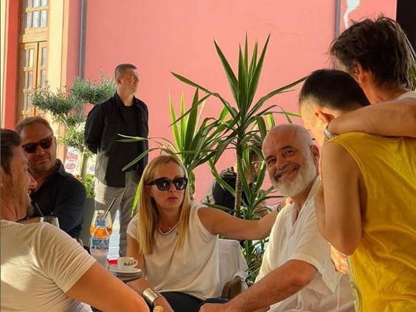 «Πλήρωσε τον λογαριασμό αυτών των ηλιθίων»: Οργή της Μελόνι για Ιταλούς τουρίστες στην Αλβανία