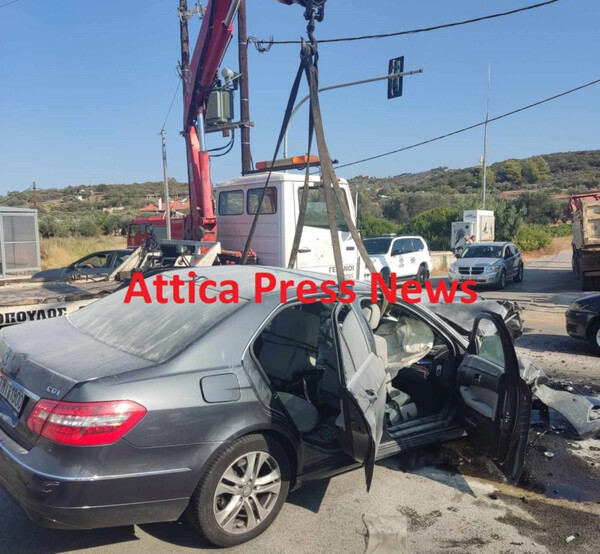 Τροχαίο με έξι τραυματίες στη Λεωφόρο Λαυρίου - Αυτοκίνητο συγκρούστηκε με φορτηγό
