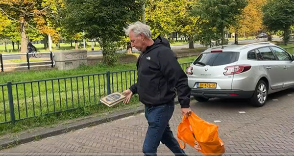 Oλλανδία: Ακροδεξιός έσκισε αντίτυπο του Κορανίου έξω από την τουρκική πρεσβεία