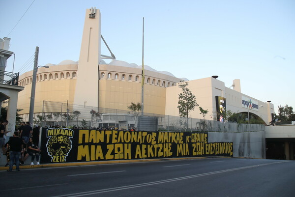 ΑΕΚ- Ντιναμό Ζάγκρεμπ: Φανέλα με το όνομα του Μιχάλη Κατσουρή στα αποδυτήρια- Φωτογραφία του στις κερκίδες