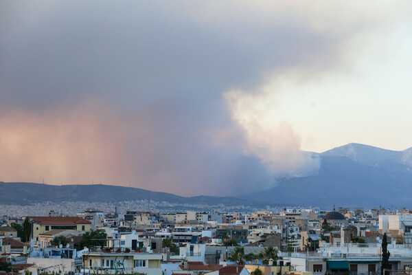 Φωτιά στη Φυλή: Η Ακρόπολη «χάθηκε» από τους καπνούς 