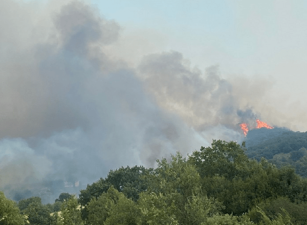 Φωτιά στην Μακρακώμη: Άνιση μάχη με τις φλόγες και μήνυμα 112 