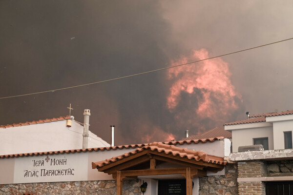 Δραματικές εικόνες από τη φωτιά στην Πάρνηθα