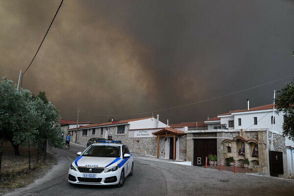 Δραματικές εικόνες από τη φωτιά στην Πάρνηθα