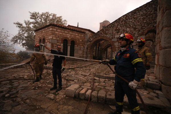 Φωτιά στη Βοιωτία: Καίγεται η ιστορική Μονή του Οσίου Λουκά- Μνημείο της UNESCO