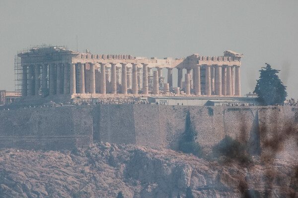 Φωτιά στην Πάρνηθα: Πυκνοί καπνοί κάλυψαν πάλι την Ακρόπολη – Οσμή καμένου στην Αθήνα