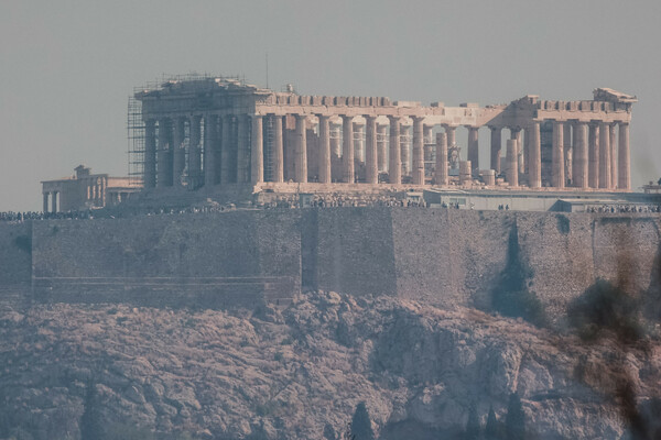 Φωτιά στην Πάρνηθα: Πυκνοί καπνοί κάλυψαν την Ακρόπολη – Μυρίζει «καμένο» όλη η Αθήνα