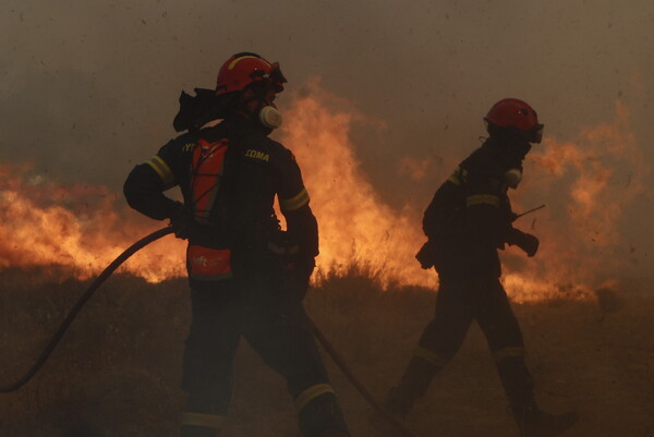Φωτιά στην Πάρνηθα: Νέα αναζωπύρωση- Εκκενώνονται οικισμοί