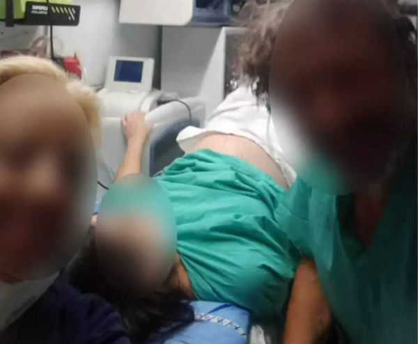 Φωτιά στην Αλεξανδρούπολη: «Έσπασαν τα νερά κατά την εκκένωση», λέει η γυναίκα που γέννησε στο ασθενοφόρο