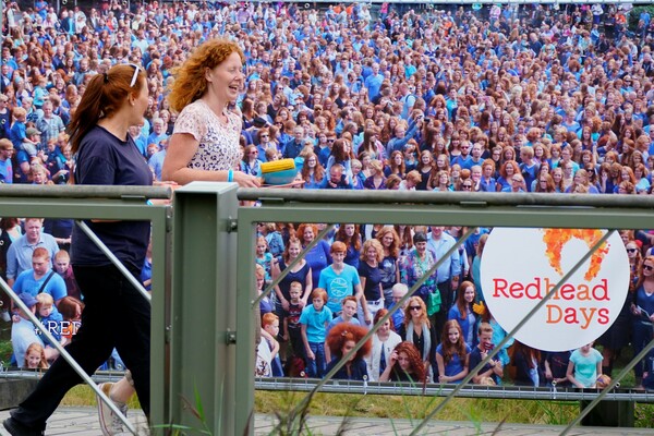 Redhead Days: Εκατοντάδες άτομα έσπευσαν να γιορτάσουν τα φυσικά κόκκινα μαλλιά τους